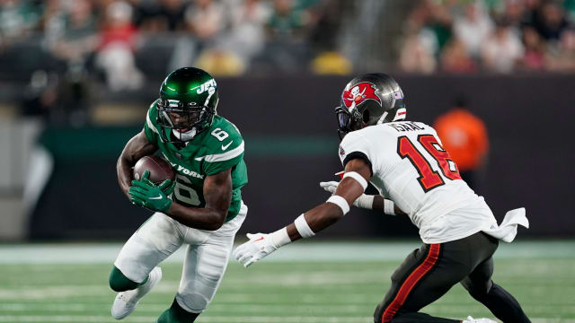 WR Mecole Hardman (6) runs after a catch against the Buccaneers in an NFL Preseason game